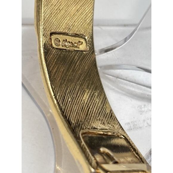 Vintage Monet Gold Tone Textured Hinged Bangle Bracelet Shiny Excellent - Picture 13 of 16